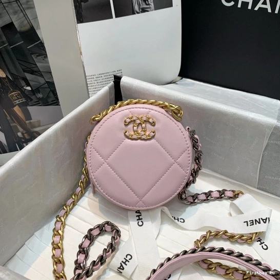 First Bag Ru CHANELUTCH 19 WITH CHAIN CHANEL 0724